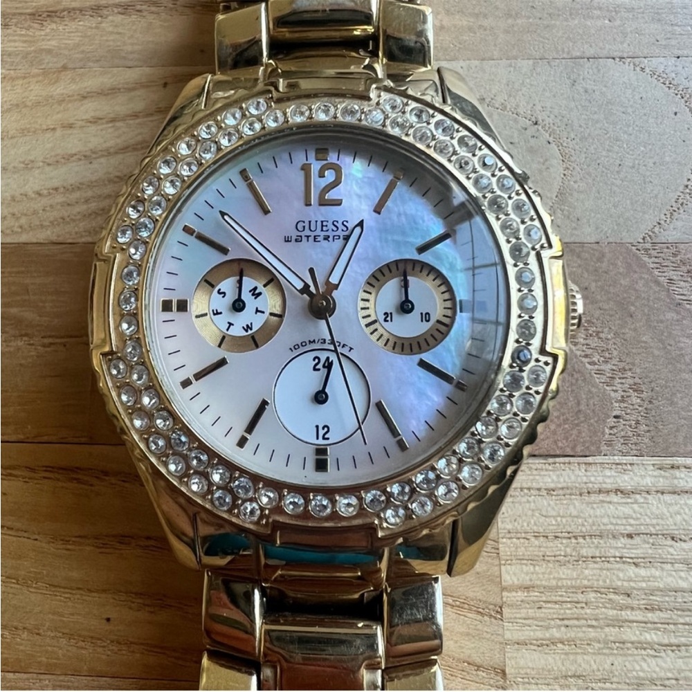 Guess waterpro ladies gold tone crystal sporty watch NEW BATTERY